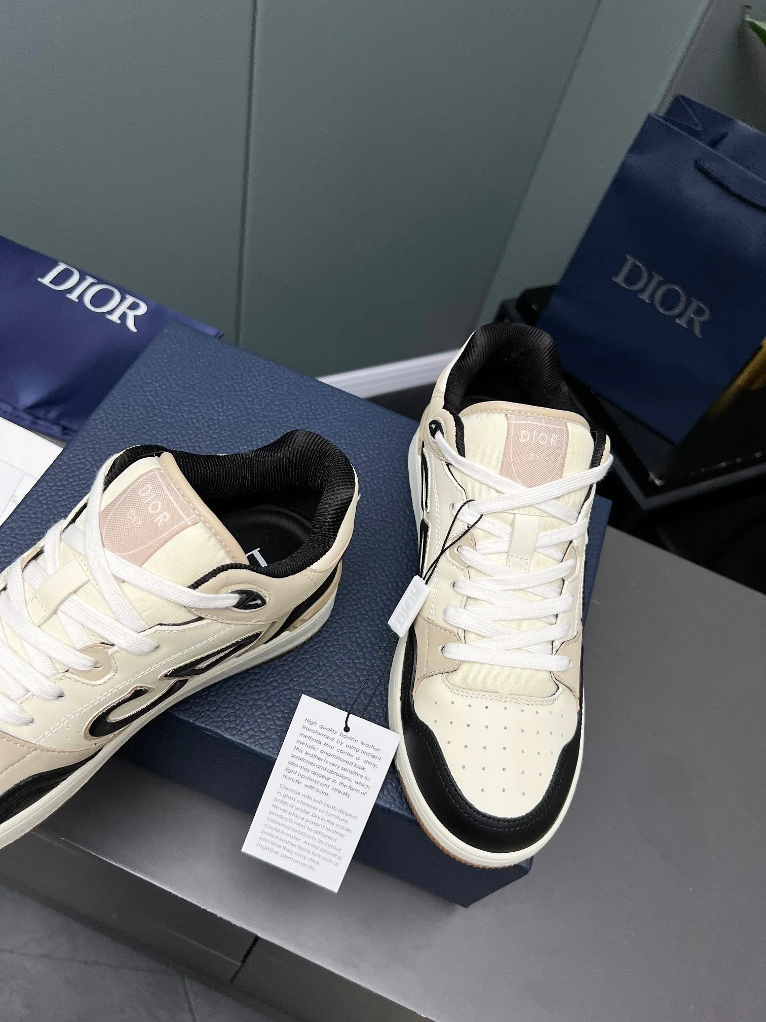Men's Men's Shoes 💰600 Dior DiorB57 top version of low-top sneakers! ! ! Navy blue with beige smooth first-layer cowhide, fully oiled edges, T men's shoes 💰U outsole.  The 2024 autumn men's wear series has made a wonderful debut, a new classic item launched by Dior. Crafted from smooth first-grain cow leather in navy blue and beige, it's accented by a large leather heat-stamped CD logo on the sides. The distinctive laces of the same color match the color of the shoe body, and the opening and closing are decorated with various classic details on the tongue, sole and back side to enhance the style. The eyelet details, upper stitching and heel strip panels of the same color highlight the dynamic charm of its sports style. Exclusive two-color molded T men's shoes 💰U outsole is light, comfortable, non-slip and wear-resistant, the mesh lining and feet are customized with original colors, soft and breathable. Exquisite production technology highlights the grade, and can be matched with all kinds of clothing to create a refined look.